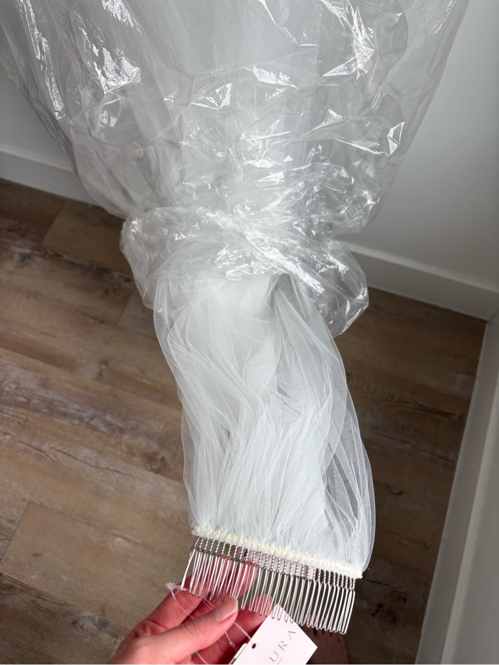 Anthropologie BHLDN Magdelena Cathedral Veil
- Elegant Long Tulle Veil - Picture 5 of 7